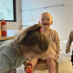 Glada barn som leker på Ekorrbarnens förskola i Åryd, Växjö