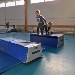 Rörelse i idrottshallen på Ekorrbarnens förskola i Åryd, Växjö