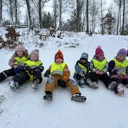 Lek i snön på Ekorrbarnens förskola i Åryd, Växjö