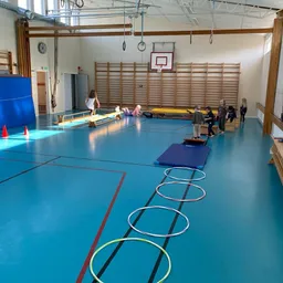 Lek i gympasalen på Ekorrbarnens förskola i Åryd, Växjö