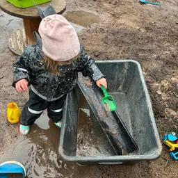 Lek utomhus på Ekorrbarnens förskola i Åryd, Växjö
