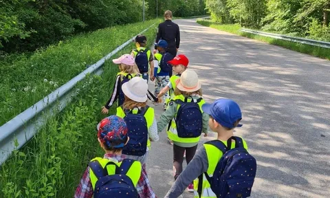 En promenad utomhus för barnen på Ekorrbarnens förskola i Åryd, Växjö