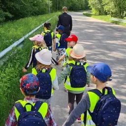 En promenad utomhus för barnen på Ekorrbarnens förskola i Åryd, Växjö
