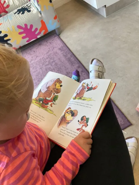 En sagostund på Ekorrbarnens förskola i Åryd, Växjö