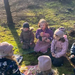 Mysig stund i skogen på Ekorrbarnens förskola i Åryd, Växjö