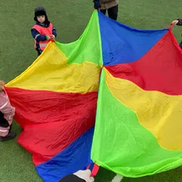 Lek med färger utomhus på Ekorrbarnens förskola i Åryd, Växjö