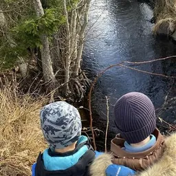 Barn vid bäck, vattendrag på Ekorrbarnens förskola i Åryd, Växjö